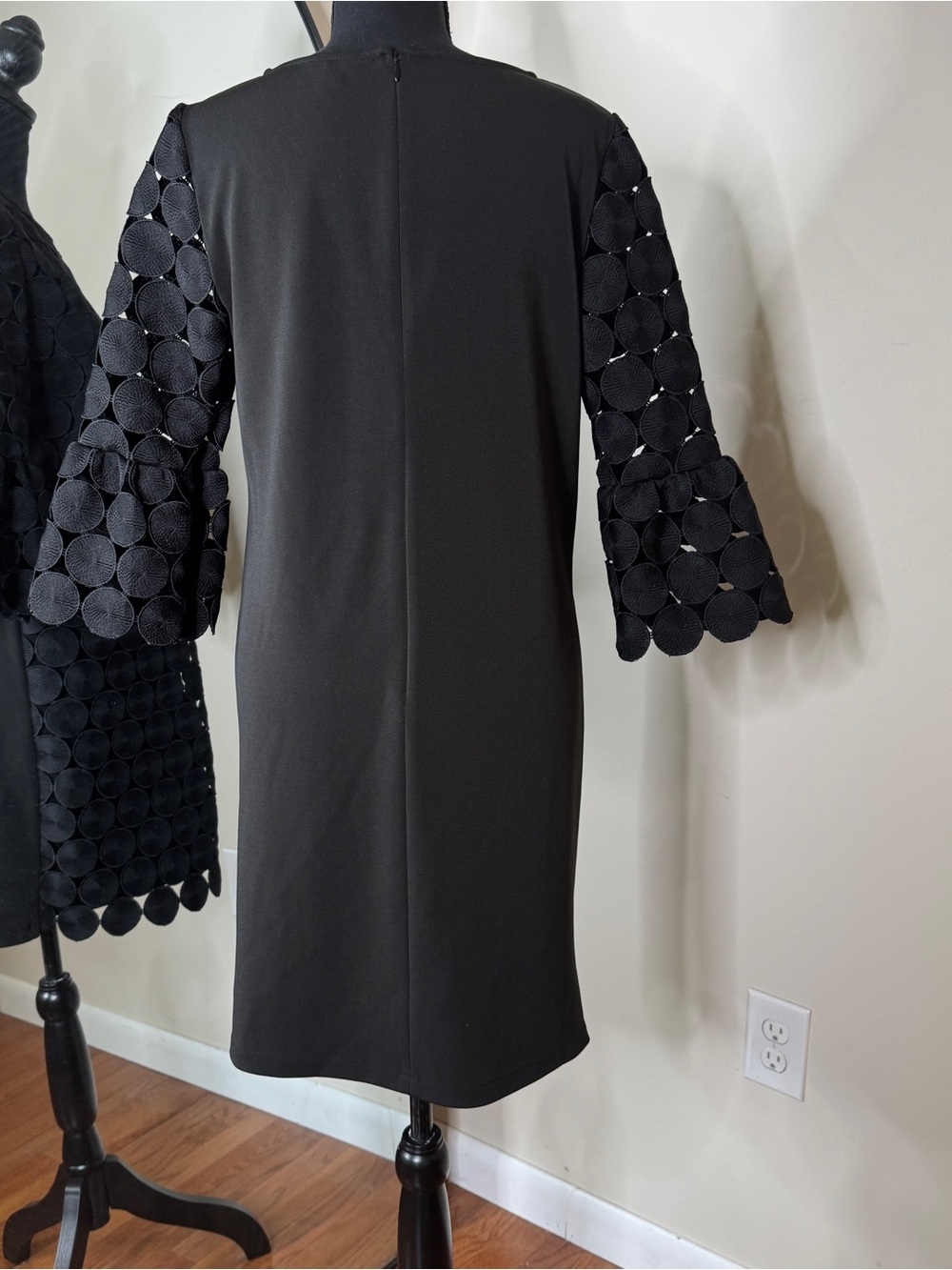 Ann Taylor Circle Crochet Lace Dress Size 6 3/4 Bell Sleeve Lined Party Black - Picture 3 of 5